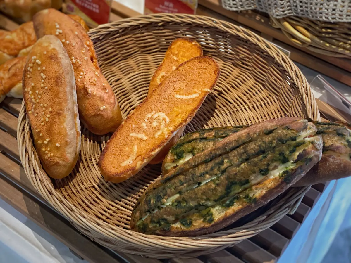 ▲號稱是明太子發明始祖的「ふくや（Fukuya）」來台推廣明太子，攜手全台包含北、中、南部共約40家餐飲，研發出麫包、披薩、燉飯甚至是調飲，陳耀訓·麵包埠也是店家之一。（圖／記者葉盛耀攝）