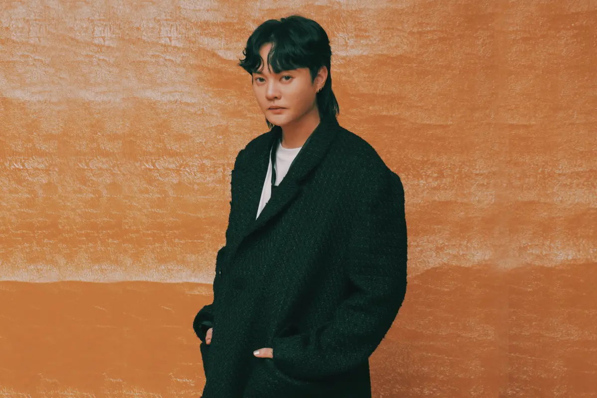 ▲許富凱提到爸爸過世後，很少夢見爸爸，有一次夢見了，卻被愛貓打斷。（圖／何樂音樂提供）