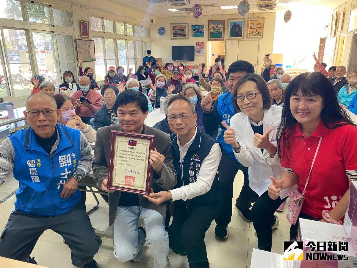 ▲寒冬樂齡好食光，晶璽健康事業公司今天舉辦講座，教導長輩「食健康」攻略，互動熱絡。（圖／記者金武鳳攝，2024.1.10)