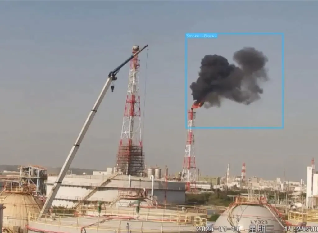 ▲中油林園廠今（10）日下午2時23分至2時47分，廢氣燃燒塔產生明顯黑煙，經查為新三輕壓縮機（C-1501）跳車。（圖／高雄市議員邱于軒提供）