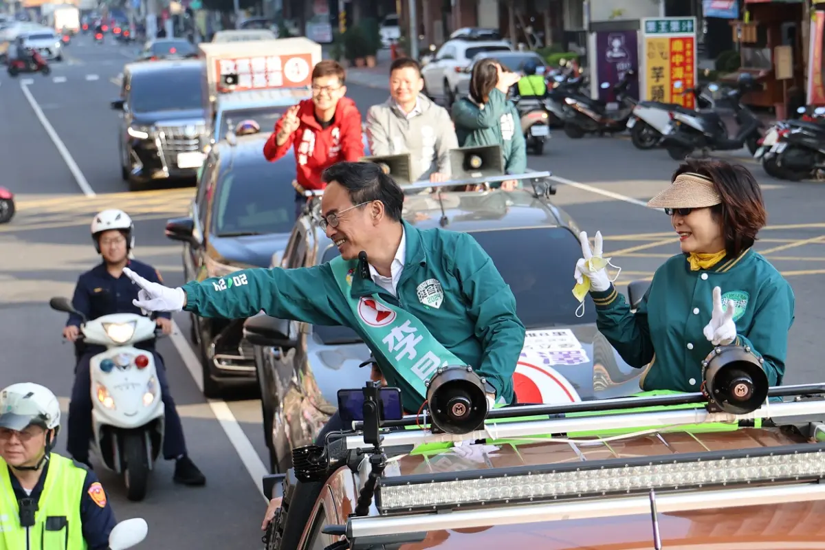 ▲高雄市議長康裕成今天率副議長曾俊傑及何權峰、鄭孟洳、湯詠瑜、黃文益、郭建盟、張博洋等議員陪同立委李昆澤展開包含掃市場、站路口及車掃的選前衝刺行程。（圖／立委李昆澤競辦提供）