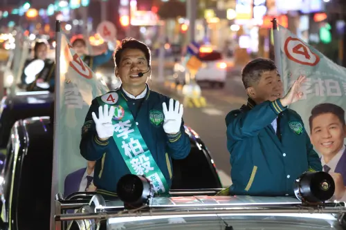 ▲前衛福部長陳時中今天與高雄市左楠區立委候選人李柏毅掃街拜票。(圖/立委候選人李柏毅競辦提供) ▲前衛福部長陳時中今天與高雄市左楠區立委候選人李柏毅掃街拜票。(圖/立委候選人李柏毅競辦提供)