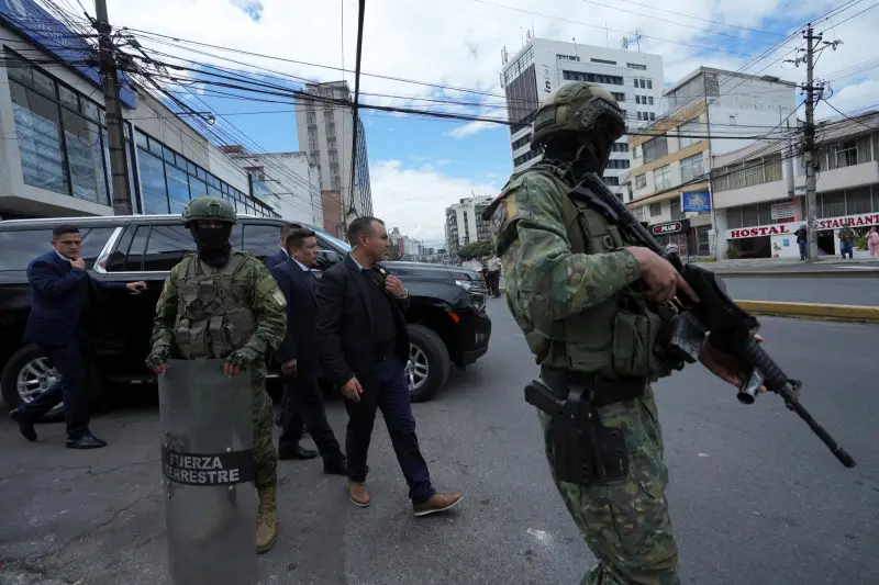 ▲南美的厄瓜多治安崩潰，全國暴力、監獄動盪頻傳，已於8日宣布進入緊急狀態，總統諾沃亞（Daniel Noboa）10日更表示國家正處於「戰爭狀態」。（圖／美聯社／達志影像）