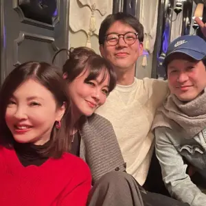 ▲▼何如芸(上圖右、下圖左一)與李相侖(上圖左、下圖右二)用餐。(圖/翻攝自何如芸臉書) ▲▼何如芸(上圖右、下圖左一)與李相侖(上圖左、下圖右二)用餐。(圖/翻攝自何如芸臉書)
