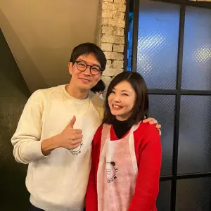 ▲▼何如芸(上圖右、下圖左一)與李相侖(上圖左、下圖右二)用餐。(圖/翻攝自何如芸臉書) ▲▼何如芸(上圖右、下圖左一)與李相侖(上圖左、下圖右二)用餐。(圖/翻攝自何如芸臉書)