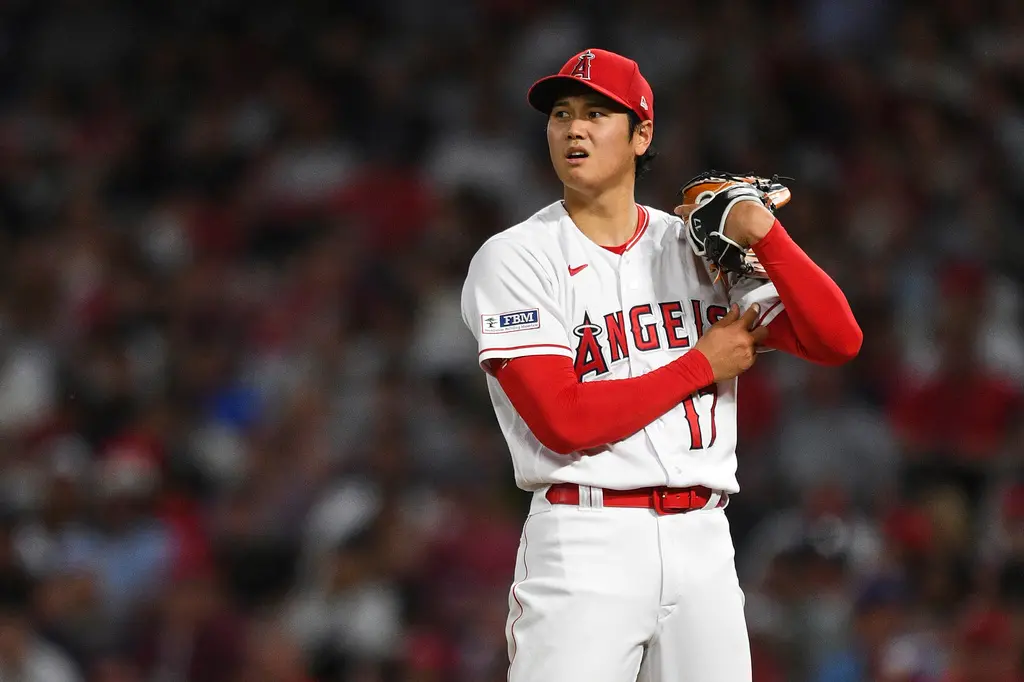 ▲大谷翔平獨特的PitchCom使用法，將控制器放在左手腋下盲按。（圖／美聯社／達志影像）