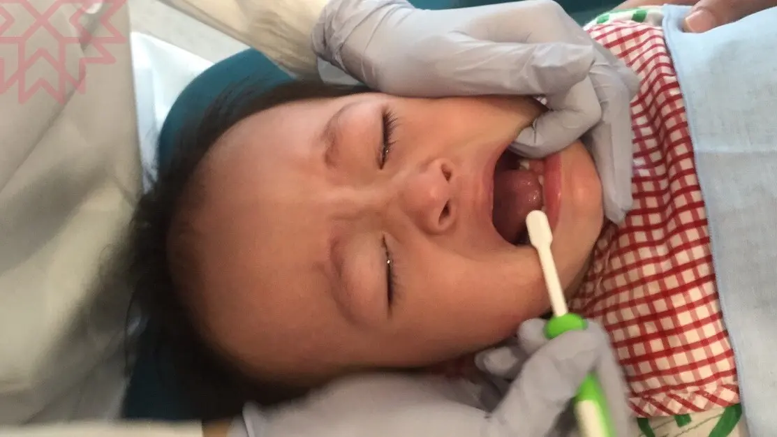 ▲醫師建議，學童應在塗氟前將牙齒刷乾淨，若有蛀牙則應先治療完畢再塗氟。（圖／記者黃韻文攝）