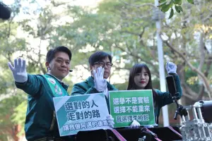 ▲市長陳其邁特別與兩位新人立委候選人李柏毅及黃捷站在車上向往來的行人拜託尋求支持。（圖／賴蕭高雄競選總部提供）