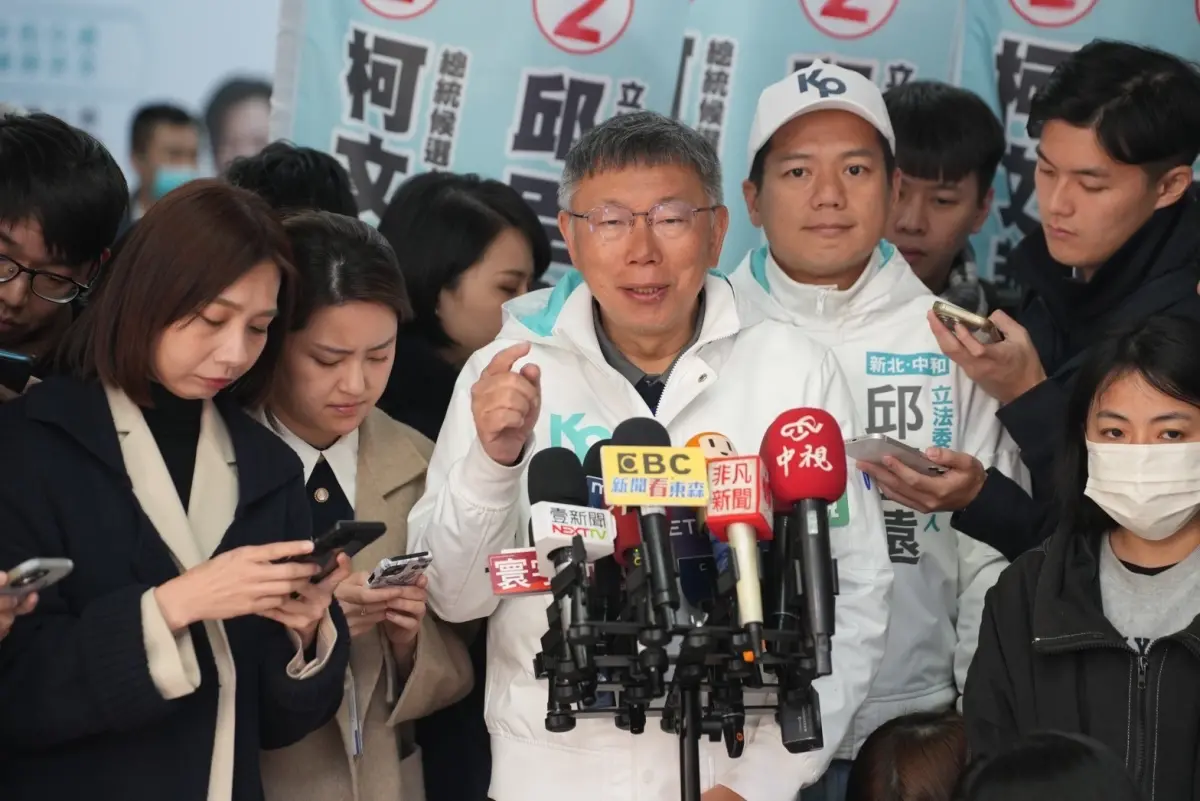 ▲民眾黨總統候選人柯文哲到中和與立委候選人邱臣遠一起車隊掃街，出發前接受媒體聯訪。（圖／民眾黨提供）