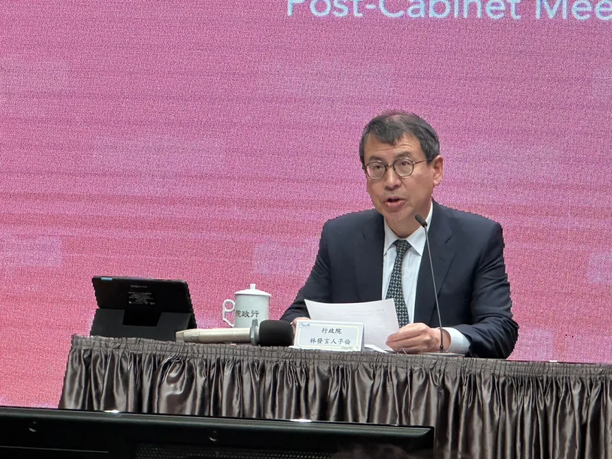 ▲對於有心人士稱國防部簡訊錯誤為國家機器介選，政院發言人林子倫轉述陳建仁院會中談話，批評是不公不義，更不負責任。（圖／記者陳威叡攝，2023.01.11）