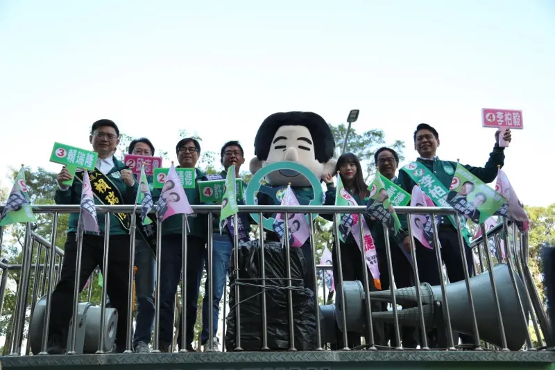 ▲賴蕭高雄競選總部今（11）日展開全面衝刺大車掃。（圖／賴蕭高雄競選總部提供）