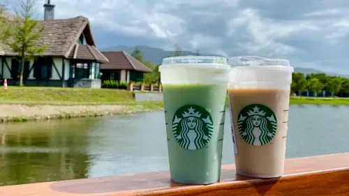 星巴克買一送一有星冰樂!活動倒數抽獎「多喝2天」 萬聖節打7折 ▲1月13日週六大選投票日,今白天回溫喝手搖飲料「買一送一」優惠!一次整理星巴克、TEA TOP、可不可熟成紅茶、COMEBUY、頃刻間、樂法等12家好康。(圖/記者蕭涵云攝)