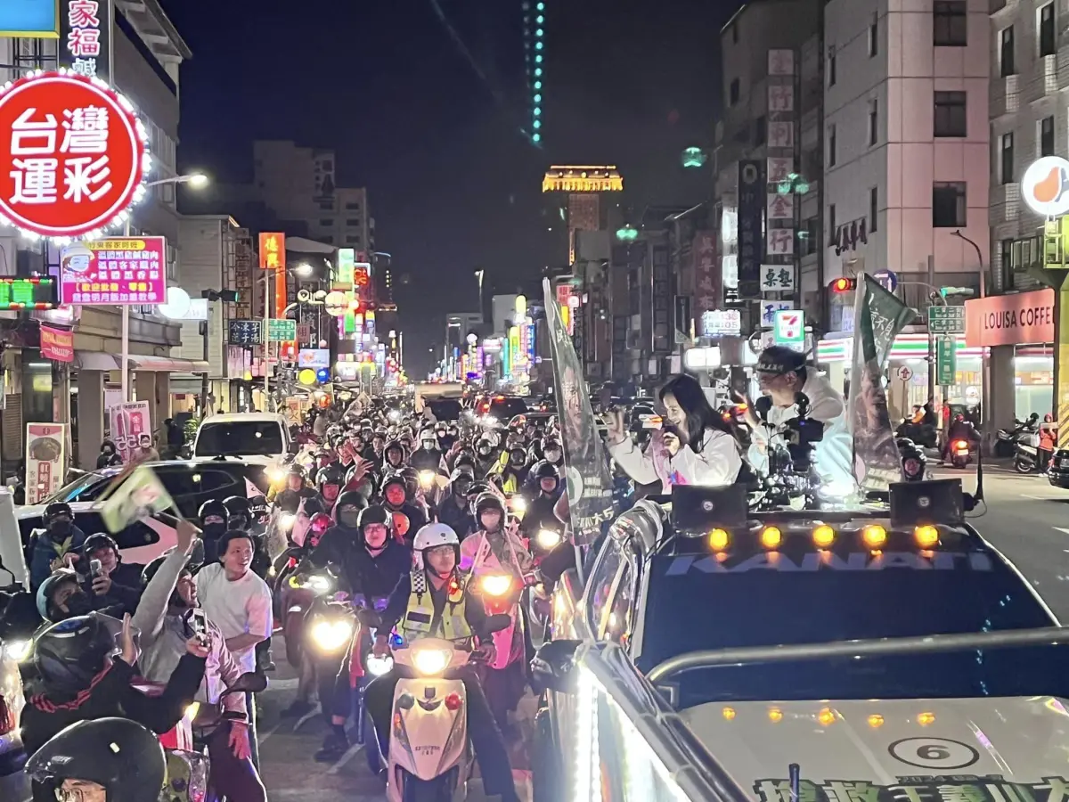 ▲高雄市第六選區民進黨候選人黃捷與民進黨不分區候選人王義川，在昨（10）日晚間舉行「搶救王義川大兵」車隊掃街，車隊加上民眾共超過兩千台車輛，浩浩蕩蕩聲勢驚人。（圖／黃捷競總提供）