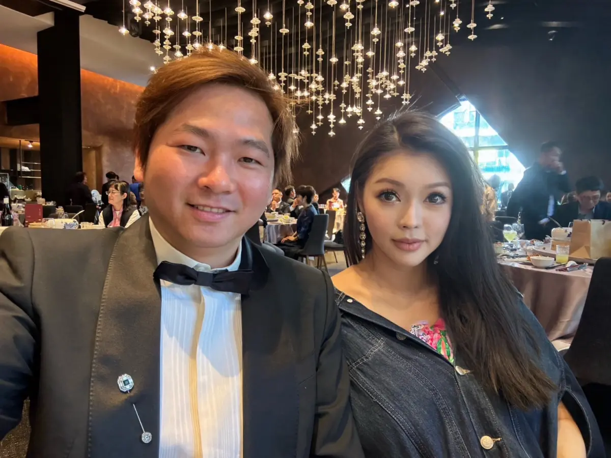 ▲名模殷琦（右）與身家10億的丈夫張市育（左）結婚6年，近日老公擔任中華民國精密機械發展協會理事長與機械公會青年會總會長，工作負擔大，殷琦也幫老公分擔工作成為理事長特助，讓老公能專心處理川普徵收關稅的巨大挑戰。（圖／伊林娛樂提供）