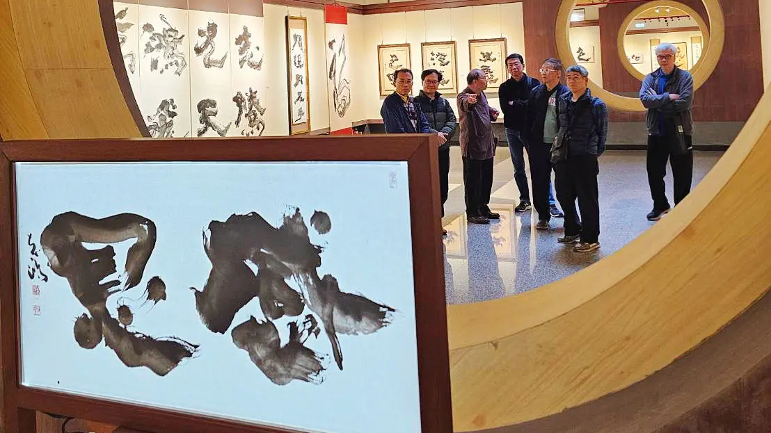 ▲六十二歲的張志鴻表示，到了耳順之年，對「感恩」兩字特別有感，人生充滿感恩之心，故這次以「感恩」兩字的書作共展出三件。（圖／記者陳美嘉翻攝）