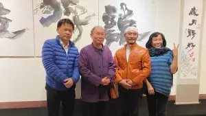 ▲名書法家張志鴻（左二）在港區藝術中心B展覽廳舉辦個人第十五次書法展，名為《志騰九天、鴻飛萬里》。（圖／記者陳美嘉翻攝）