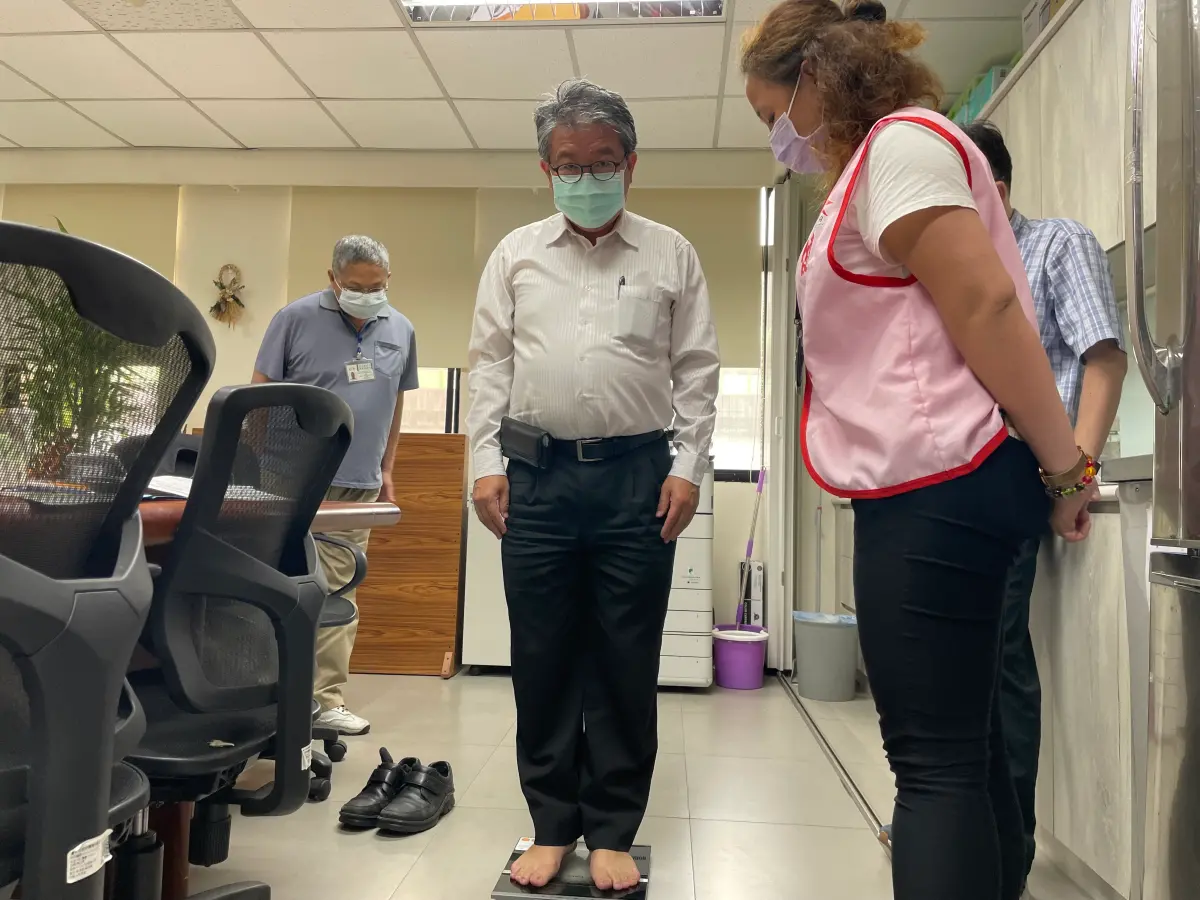 ▲中市環保局長陳宏益帶領減重、戒菸、戒檳健康活動(圖／環保局提供2024.1.11)