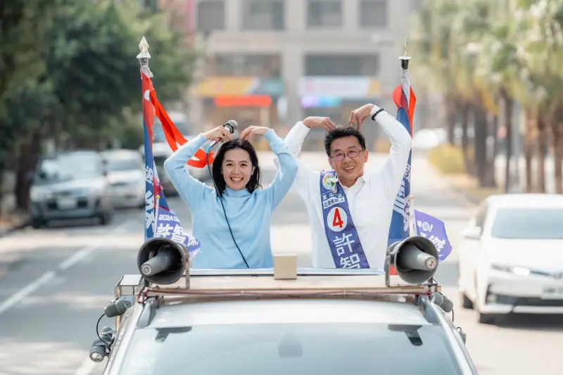 ▲民進黨立委許智傑女兒在最後兩天,陪同父親拜票,化身最佳助選員,更被眼尖網友發現她神似藝人陳庭妮。(圖/許智傑競總提供)