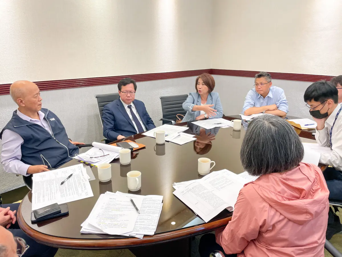 ▲周春米去年7月前往拜會行政院副院長鄭文燦和交通部，爭取屏東重大交通建設，如今已獲國發會通過，（圖／屏東縣府提供）