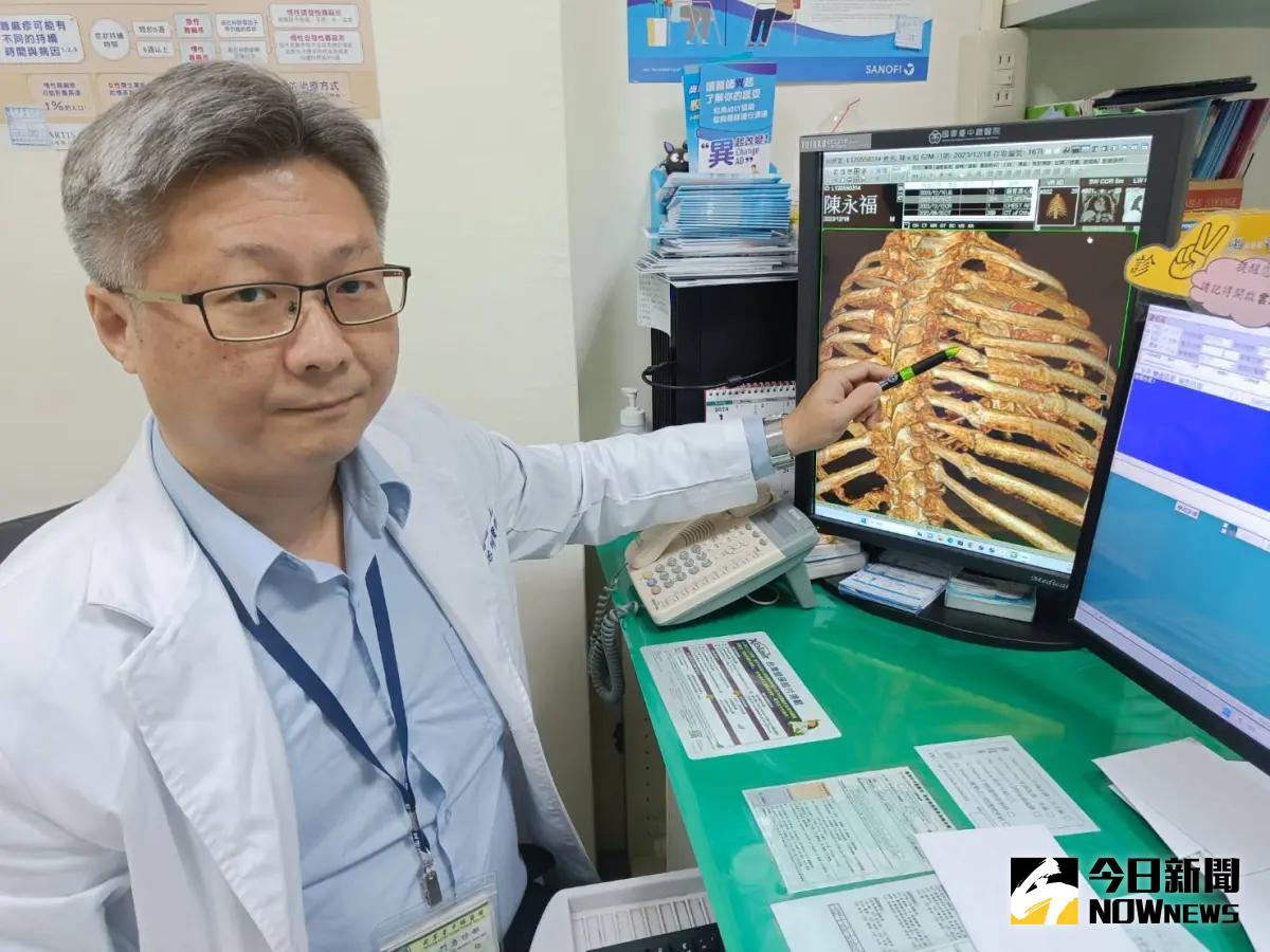 ▲國軍台中總醫院胸腔外科主治醫師謝志明表示，肋骨骨折搭配微創及3D列印符合精準醫療精神。（圖／記者金武鳳攝，2024.1.11)