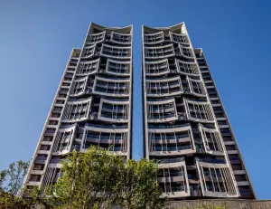 打造都市綠意天際線 精銳三社區入圍都市空間設計大獎 ▲入圍第十一屆台中市都市空間設計大獎-建築空間獎的「精銳FUN未來」,外觀運用音樂律動概念,柔化建築與街道關係。(圖/精銳建設提供)