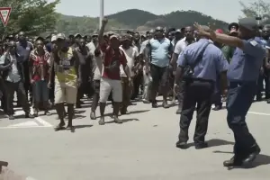 巴布亞紐幾內亞大暴亂！縱火搶劫造成15死　警察罷工如無政府狀態
