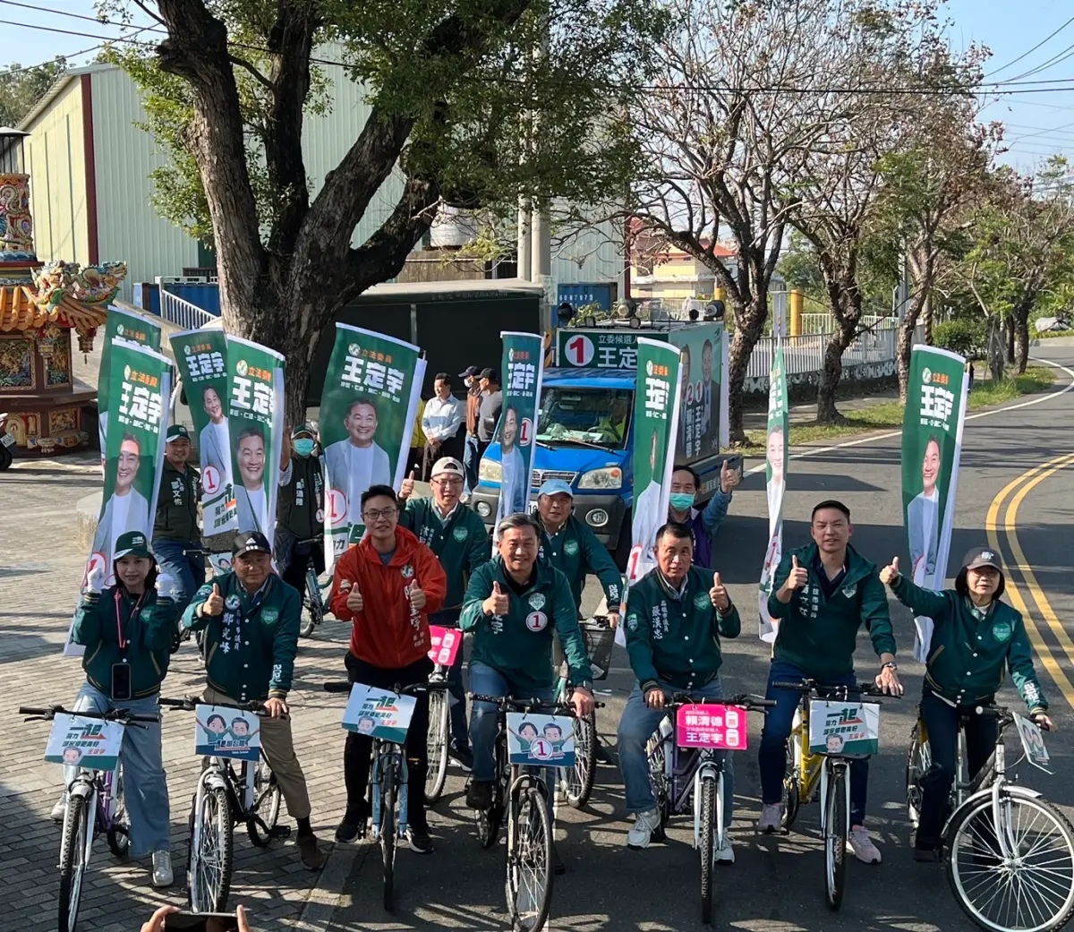 ▲民進黨立委王定宇今在台南高雄10議員助陣下，在龍崎、關廟地區進行腳踏車掃街拜票。（圖／翻攝畫面）