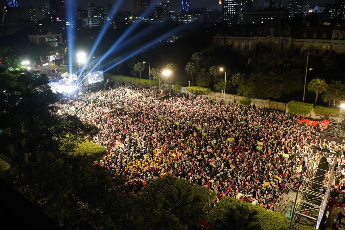 ▲台灣2024大選進入最終倒數，選前政治集會與造勢活動能量也在近日達到最高峰。圖為民進黨支持者11日晚間在凱道舉行造勢活動。（圖／賴競辦提供）