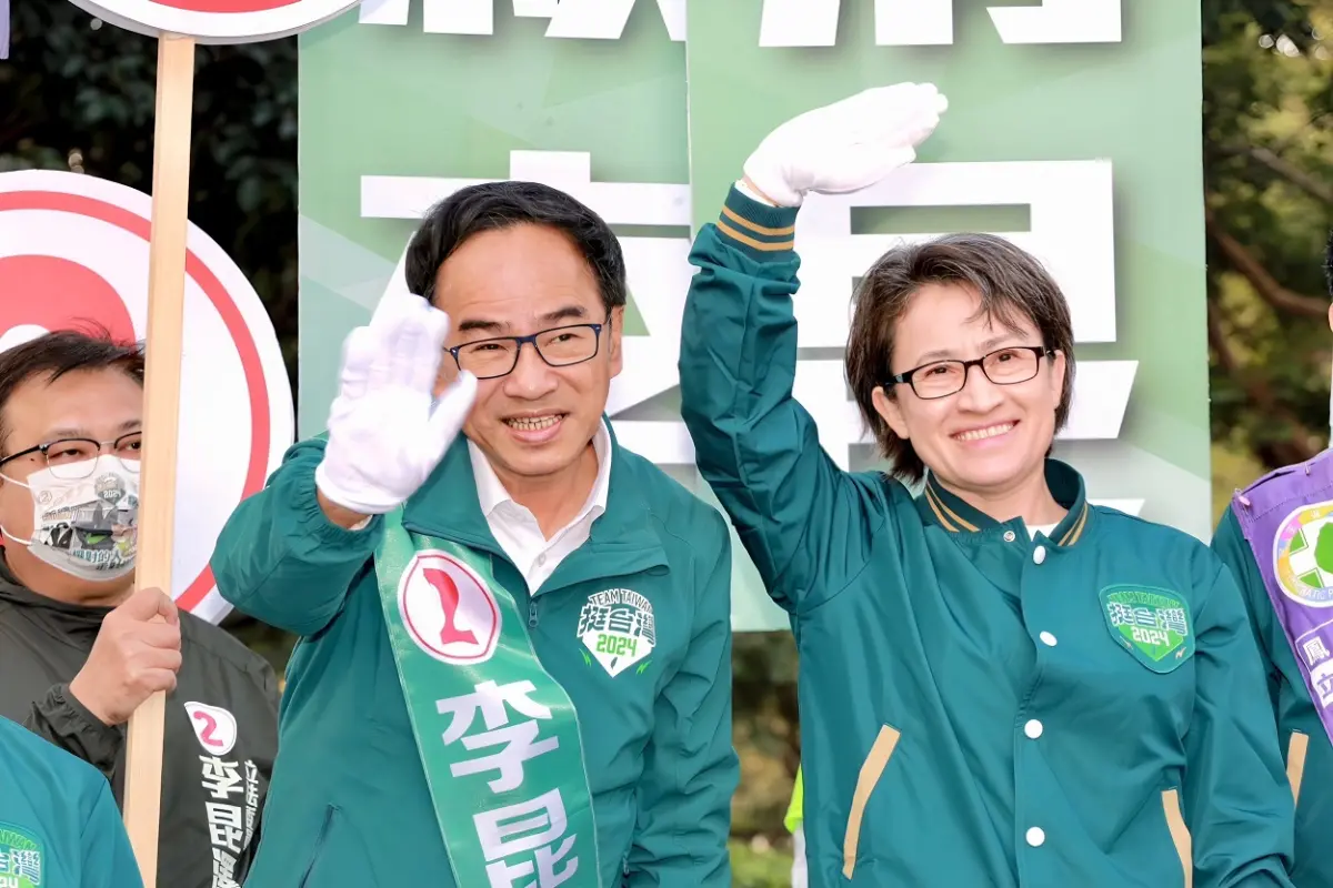 ▲高雄市第五選區立委候選人李昆澤今天把握選前關鍵時刻，一早與副總統候選人蕭美琴一同站路口拜票，展現超高人氣！（圖／立委李昆澤競辦提供）