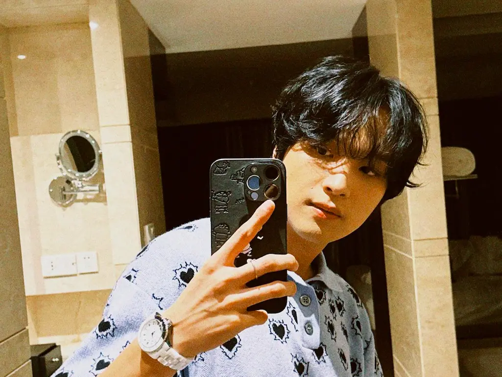 ▲NCT楷燦在幕後影片中，於練習室抽電子菸的畫面被眼尖的粉絲發現，所屬經紀公司SM娛樂發聲致歉。（圖／翻攝楷燦IG）