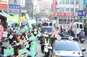 ▲蕭美琴陪同李昆澤車隊掃街時,隊行經中獲得許多民眾夾道歡迎,揮舞手搖其並喊出「凍蒜」!(圖/立委李昆澤競辦提供) ▲蕭美琴陪同李昆澤車隊掃街時,隊行經中獲得許多民眾夾道歡迎,揮舞手搖其並喊出「凍蒜」!(圖/立委李昆澤競辦提供)