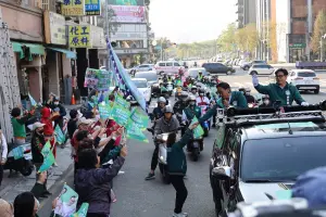 ▲李昆澤在與陳其邁車掃時,展現默契,也受周遭的民眾熱情鼓勵!(圖/立委李昆澤競辦提供) ▲李昆澤在與陳其邁車掃時,展現默契,也受周遭的民眾熱情鼓勵!(圖/立委李昆澤競辦提供)