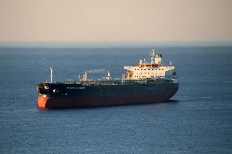 ▲今（11）日一艘油輪在行經阿曼灣水域時，遭到武裝人員登船控制，把船轉向開往伊朗。示意圖，非當事油輪。（圖／翻攝自Pixabay）