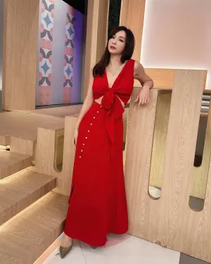 ▲張宇為過年特別節目披上紅色輕婚紗。（圖／張宇臉書）