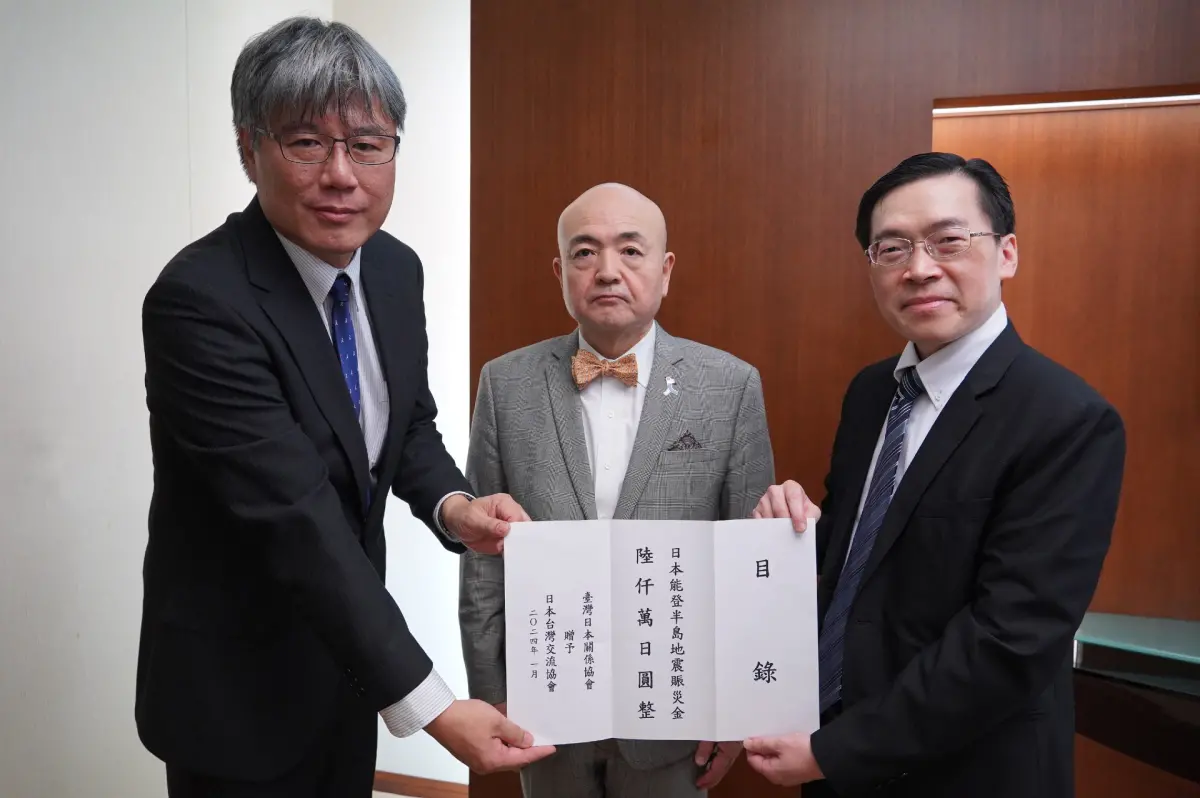 ▲臺灣日本關係協會秘書長范振國（右）前往日本台灣交流協會台北事務所，將款項轉致該所副代表岡島洋之（左），代表片山和之在場見證（中）。（圖／取自日本台灣關係協會臉書）