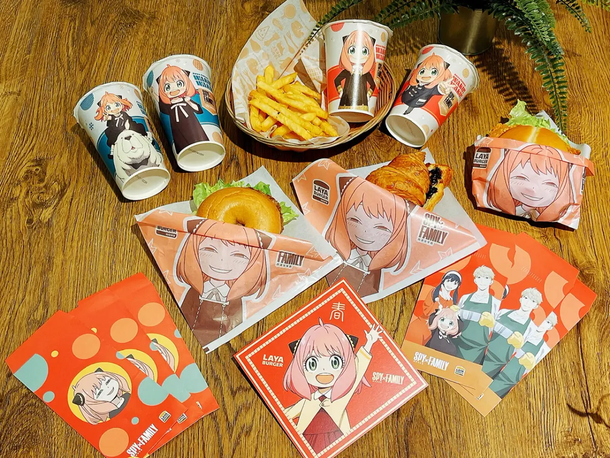 ▲拉亞漢堡推出「限定春聯紅包套餐」，6款套餐組合搭配《SPY x FAMILY 間諜家家酒》系列春聯紅包組。（圖／拉亞漢堡提供）