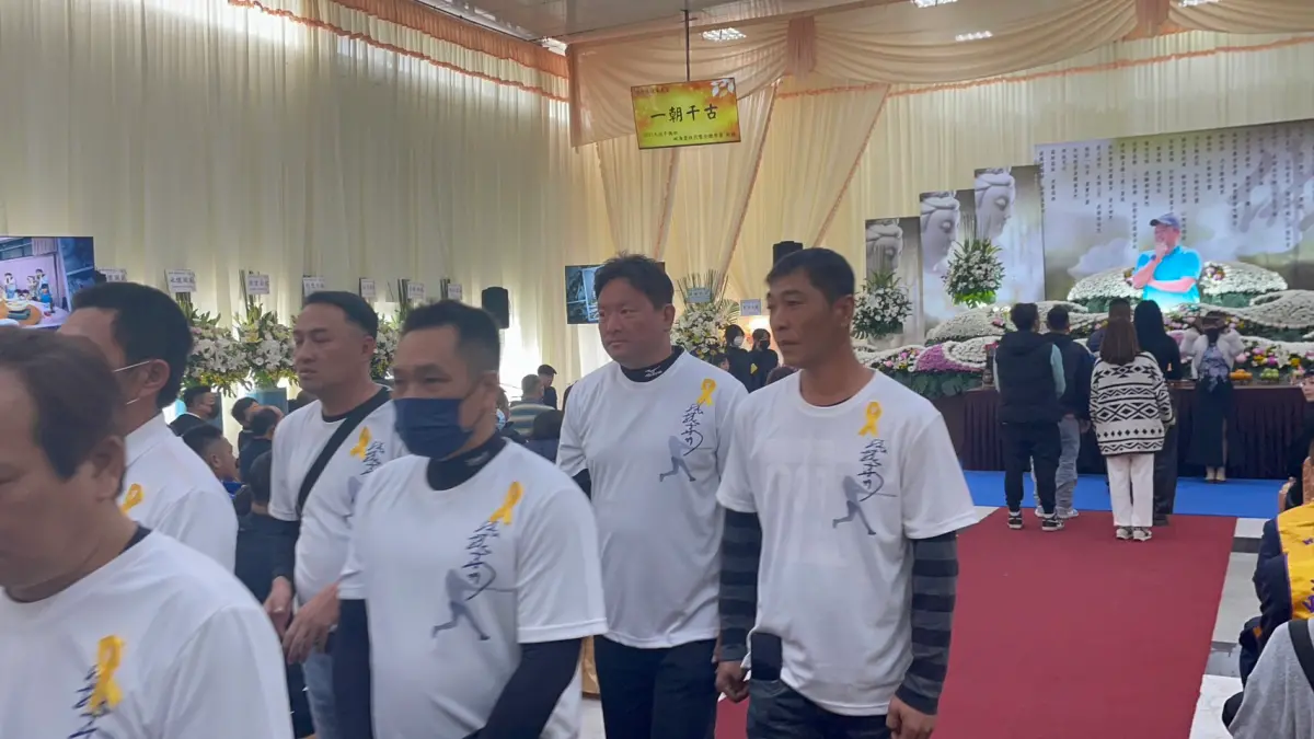 ▲職棒球星張誌家日前因心肌梗塞驟逝，家屬今日舉辦告別式，老戰友身穿「張99」紀念衣到場致意。（圖／吳政紘攝）