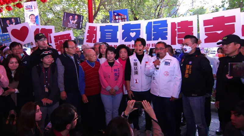 ▲侯友宜整個白天在台中陪候選人掃街，第一站在建國市場與羅廷瑋合體。（圖／羅廷瑋競總提供，2024.01.12）