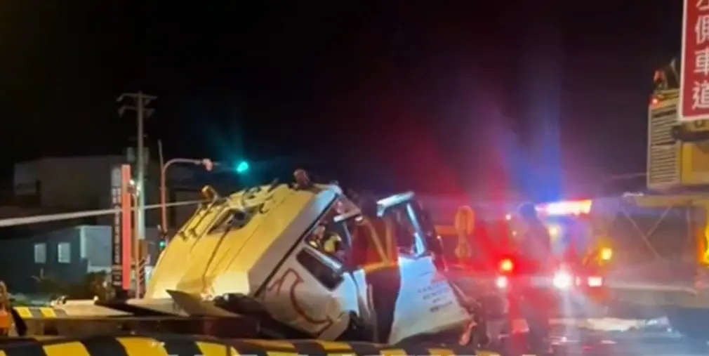 ▲台61西濱道路新竹段，今（12）日凌晨4時許發生一起嚴重車禍。（圖／翻攝社會事新聞影音）
