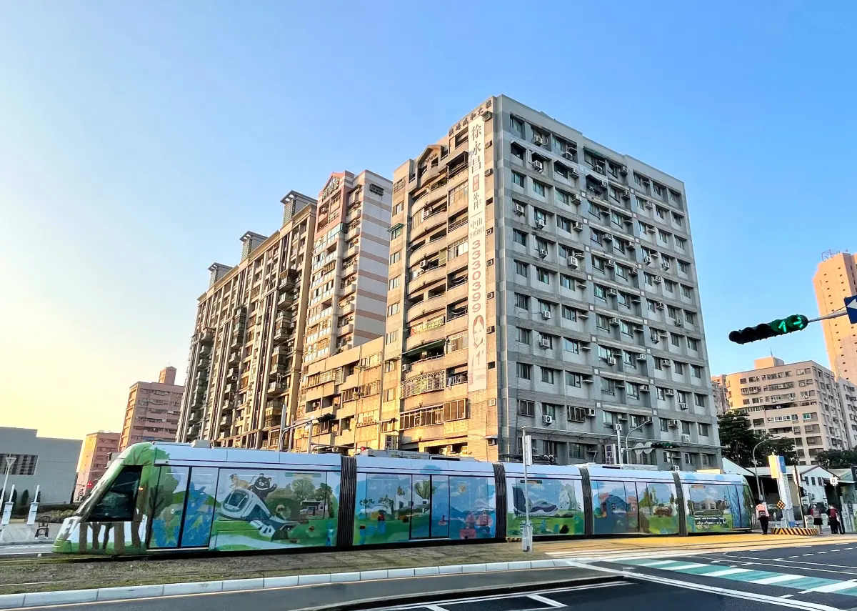 ▲高雄輕軌C30「科工館站」日前完工通車，將輕軌串成一個圓。該站房價近7年來從1字頭站上3字頭，漲幅與成交量都是輕軌全線站點第一名。（圖／台灣房屋提供）