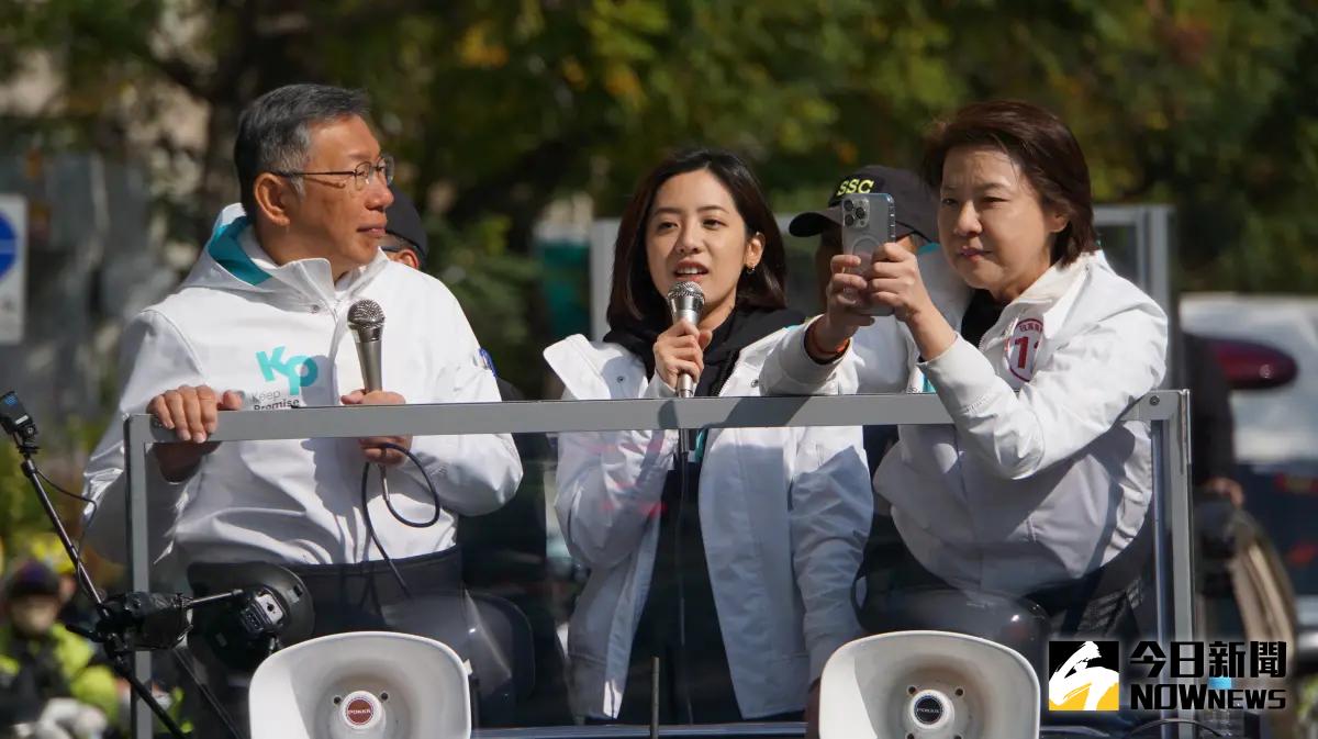 ▲民眾黨總統候選人柯文哲在黃瀞瑩、黃珊珊陪同下，展開車掃。（圖／記者呂炯昌攝，2024.01.12）