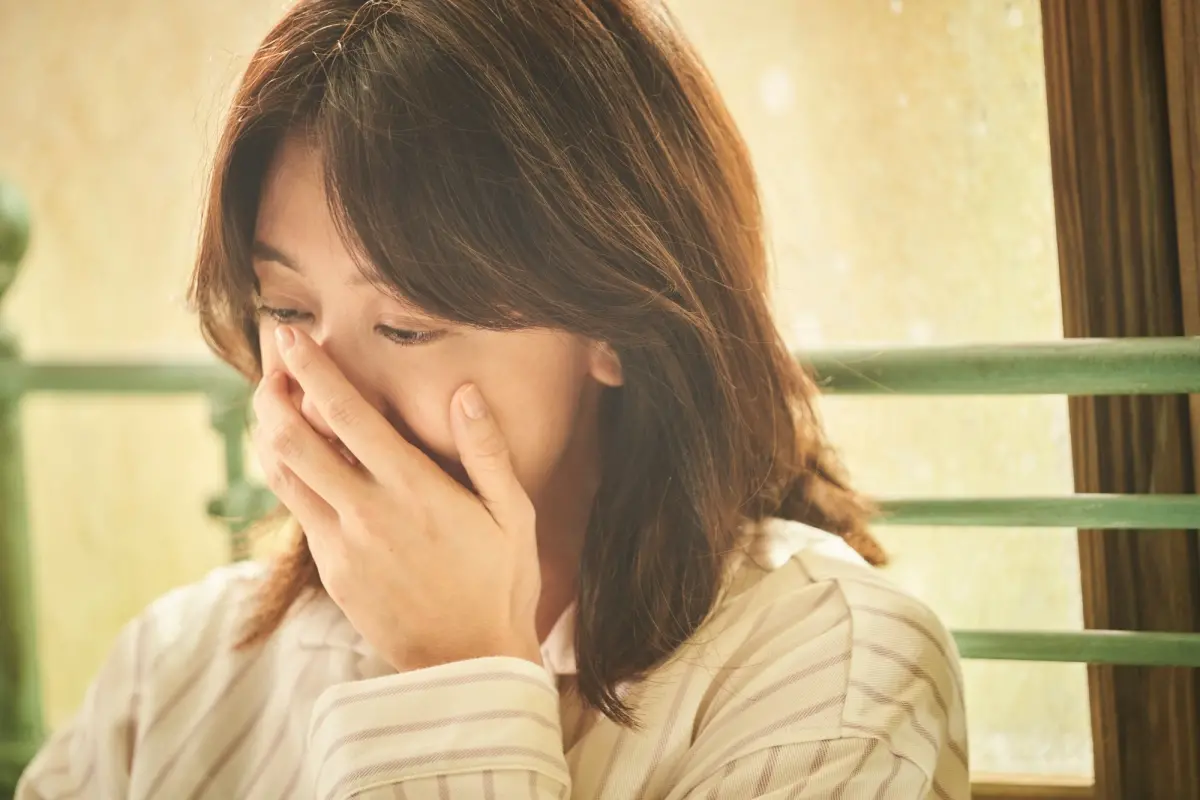 ▲賈靜雯在《小子》中當2個兒子的媽媽，捂臉落淚認：「我不是好媽媽！」（圖／良人行提供）