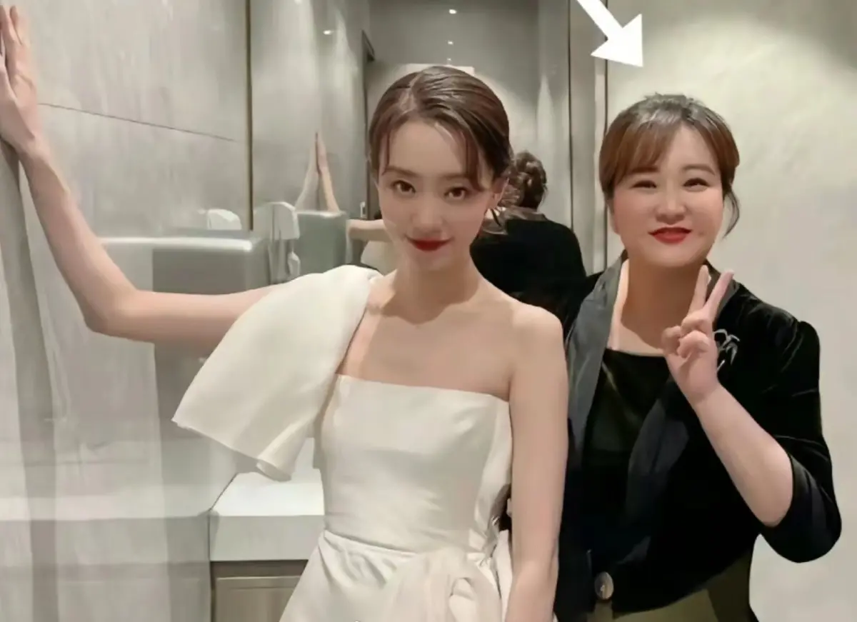 ▲賈玲（右）為新電影《熱辣滾燙》減肥50公斤，身形像變了一個人。（圖／翻攝自微博）