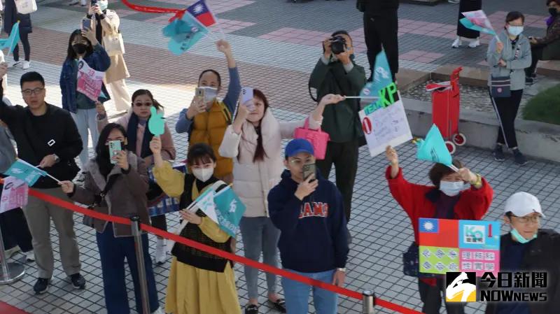 ▲民眾黨總統候選人柯文哲車隊掃街,支持者搖旗加油。(圖/記者呂炯昌攝,2024.01.12)