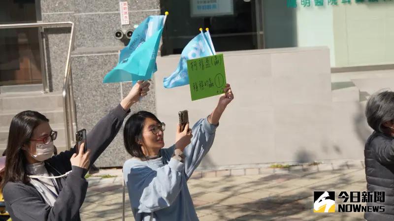 ▲民眾黨總統候選人柯文哲車隊掃街,支持者搖旗加油。(圖/記者呂炯昌攝,2024.01.12)