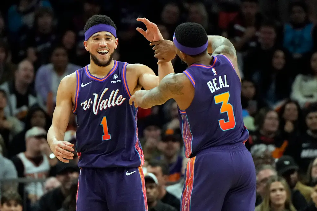 ▲鳳凰城太陽明(15)日例行賽最終戰將對上強敵灰狼，想要搶下西區第6除了自己要贏球，還要寄望湖人擊敗鵜鶘，對此Devin Booker也表示，希望湖人能夠加把勁。（圖／美聯社／達志影像）