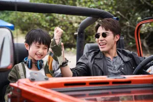 ▲陳昊森（右）在《小子》中時常開著吉普車，載著兩位功夫小子到處去玩。（圖／良人行提供）