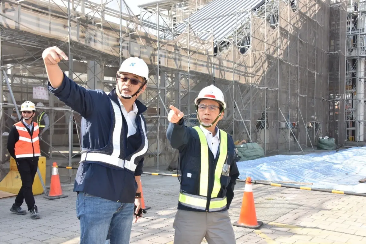 ▲副市長林欽榮今（12）日親赴岡山路竹延伸線RK1岡山車站工區視察並聽取簡報。（圖／高市府捷運局提供）