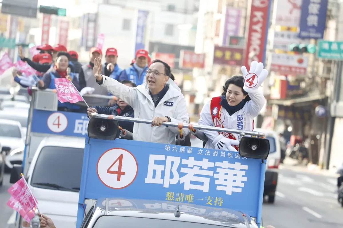 ▲朱立倫回桃園陪3位新人車掃拜票，他表示，桃園3席年輕新秀候選人是國民黨國會過半關鍵，對桃園選情很有信心，力拼6席全壘打。（圖／國民黨提供）