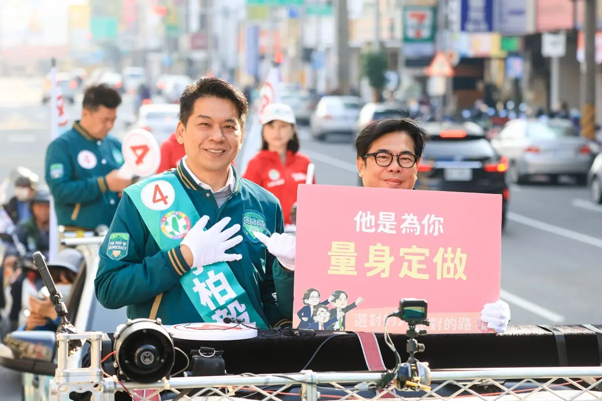 ▲陳其邁今天再次來到左楠區，陪李柏毅車掃，陳其邁在掃街過程中經典撩妹語錄再現向選民強調李柏毅是「他是為你量身訂做」向選民推薦李柏毅。(圖／立委候選人李柏毅提供)